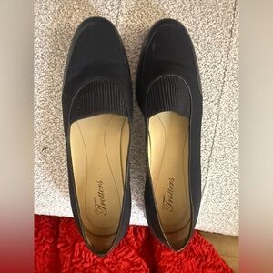 Trotters Women’s Slip-On Loafers – Black Leather | Size 9